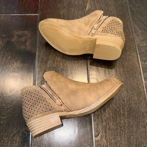 MIA kids konnie brown ankle boots size 12.5